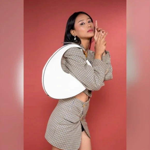 Elegant White Vegan Leather Women's Bag Unique Shape - Picture 2 of 6